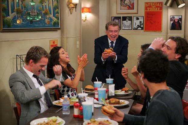 How I Met Your Mother: la historia detrás del divertido cameo de Regis Philbin en el capítulo de la hamburguesa | Cómo conocí a vuestra madre | Series nnda nnlt | FAMA | MAG.