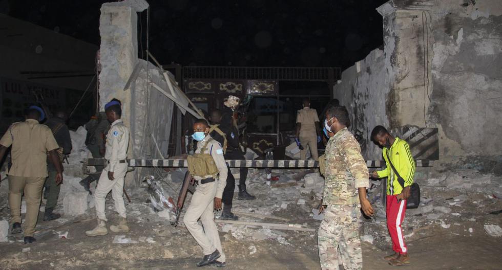 At least 25 dead and 30 injured in attack on a restaurant in Somalia