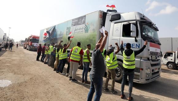 Un camión que transporta ayuda humanitaria para la Franja de Gaza cruza la puerta fronteriza de Rafah, en Rafah, Egipto, 22 de octubre de 2023. EFE/EPA/KHALED ELFIQI