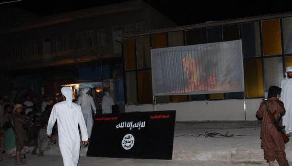 Estado Islámico divulga muerte de piloto en pantallas gigantes