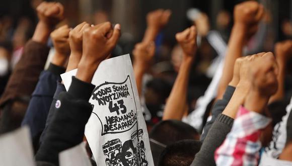 Familiares de los 43 estudiantes desaparecidos de Ayotzinapa protestan a las afueras de las instalaciones de la Fiscalía General de la República, en Ciudad de México (México). (EFE/José Méndez).