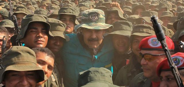 Nicolás Maduro se reunió con el alto mando mando de Venezuela y unos 5.300 soldados en el centro de entrenamiento El Pao, estado Cojedes. (AFP).