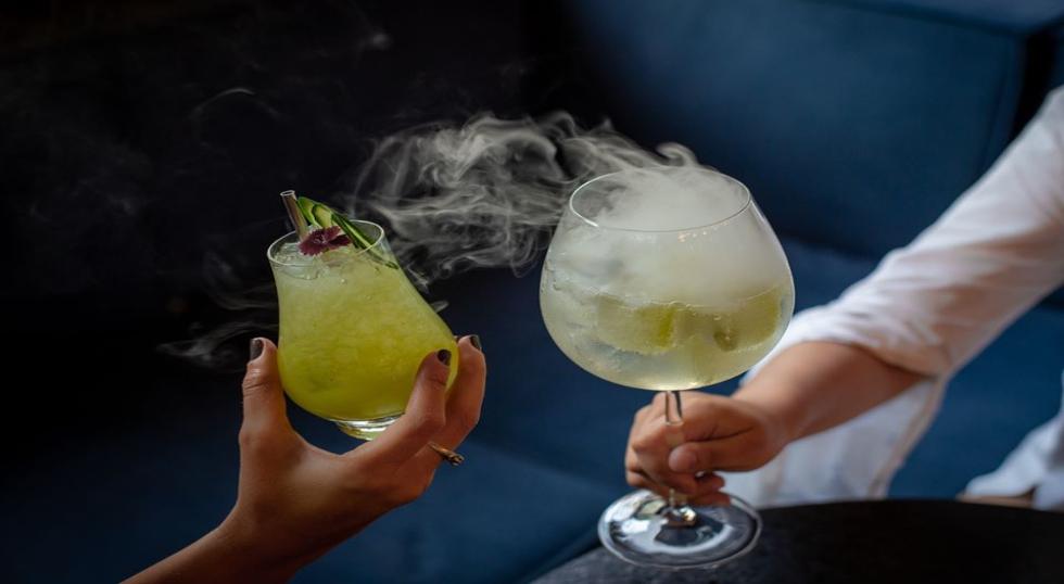 Brinda en casa con los cocteles que expertos bartenders nos enseñan a preparar. / Foto: Bar Carnaval.