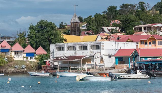 Guadalupe, Les Saintes. Solo dos de los nueves islotes están habitados, por descendientes de colonos llegados desde Francia durante el siglo XVII. Las islas atraen esencialmente por su costa y sus playas. Una de las más hermosas es la de Pompierre. El principal museo es el Fuerte Napoleón, una fortaleza del siglo XIX que recrea la historia local.  (Foto: Shutterstock)