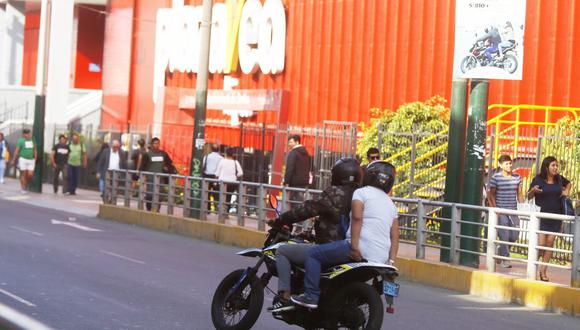 Uno de los puntos donde trabajan los motociclistas es cerca a la estación Los Cabitos, en la Av. Aviación. (Mario Zapata / Archivo)