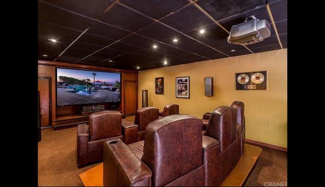 Asimismo, se acondicionó una sala de cine. Los muebles de cuero marrón generan calidez en este espacio. (Foto: Crisnet)