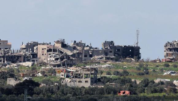 Los edificios destruidos en Gaza se ven desde Israel, el 1 de febrero de 2024. Casi 27.000 palestinos y más de 1.300 israelíes han muerto, según el Ministerio de Salud palestino y las Fuerzas de Defensa de Israel (FDI), desde que militantes de Hamas lanzaron un ataque contra Israel desde Gaza Franja el 7 de octubre de 2023, y las operaciones israelíes en Gaza y Cisjordania que le siguieron | Foto: EFE/EPA/ABIR SULTAN