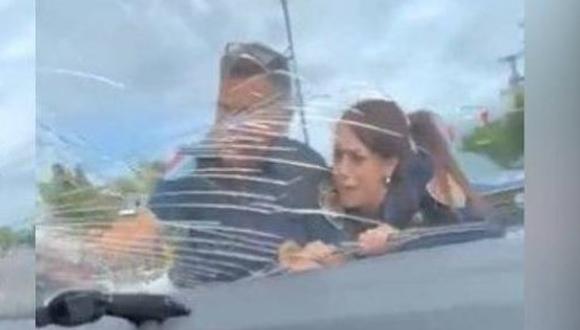 Pese a la insistencia para que se bajara, el conductor identificado como Lautaro Ordónez trató de huir con los policías en el capó. Ocurrió en Córdoba, Argentina. (Captura de video).