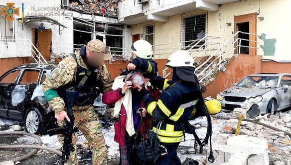 Los trabajadores del servicio de emergencia rescatan a una persona después de un ataque con misiles, mientras continúa la invasión rusa de Ucrania, en Odesa Oblast, Ucrania.