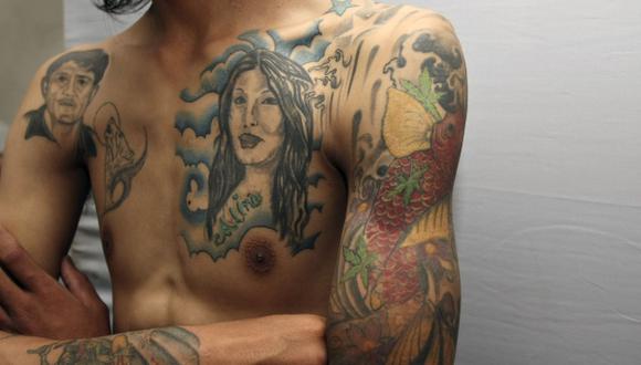Cada vez está más difundida la moda de hacerse tatuajes en la piel. Tanto hombres como mujeres disfrutan con utilizar su cuerpo como un gran lienzo. (Foto: AFP)