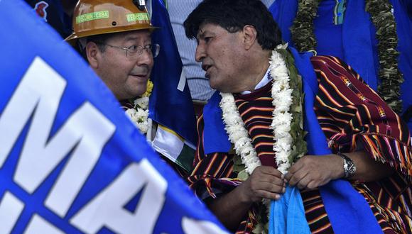 El presidente de Bolivia Luis Arce y el expresidente Evo Morales, hablan durante una reunión política en Ivirgarzama, provincia de Chapare, Cochabamba, en el centro de Bolivia, el 26 de marzo de 2023. (Foto de Aizar RALDES / AFP)