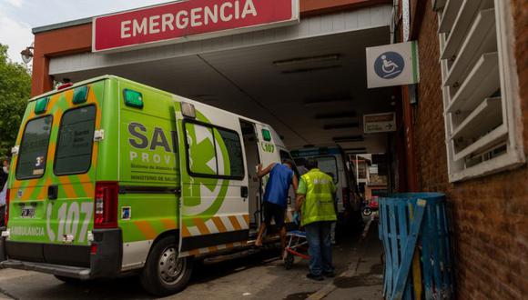 Efectivos de la Brigada de Emergencias Especiales de Bomberos continúa inspeccionando el edificio tras evacuar al resto de estudiantes y personal educativo.