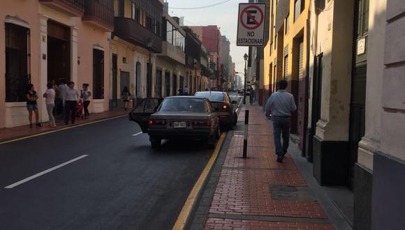 Vehículos se estacionan en zona prohibida en el Cercado de Lima. (WhatsApp)