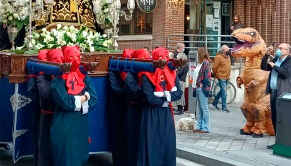 El hombre disfrazado llegó hasta la procesión de Semana Santa en Valladolid, España.| Foto: @elliisnotonfire/Twitter