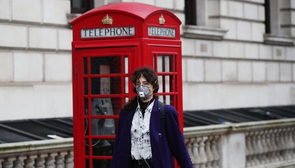 Una mujer que usa máscara protectora y guantes en Westminster mientras continúa la propagación de la enfermedad del coronavirus en el Reino Unido. (REUTERS / Hannah McKay).