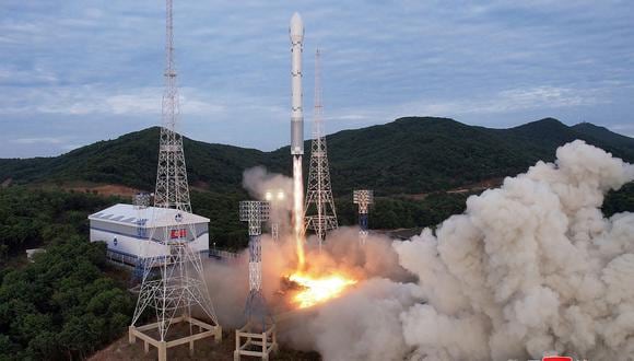Un nuevo cohete portador de satélites sale de la plataforma de lanzamiento, en un lugar no revelado de Corea del Norte, el 31 de mayo de 2023. (Foto de KCNA VIA KNS / AFP)