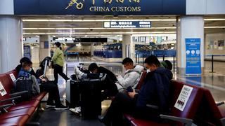 EE.UU. considera restringir la entrada de viajeros procedentes de China por COVID-19