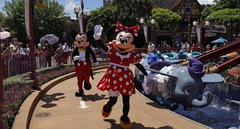 Los icónicos personajes de dibujos animados Minnie y Mickey Mouse saludan a los visitantes en Disneyland Hong Kong. (AP/Kin Cheung).