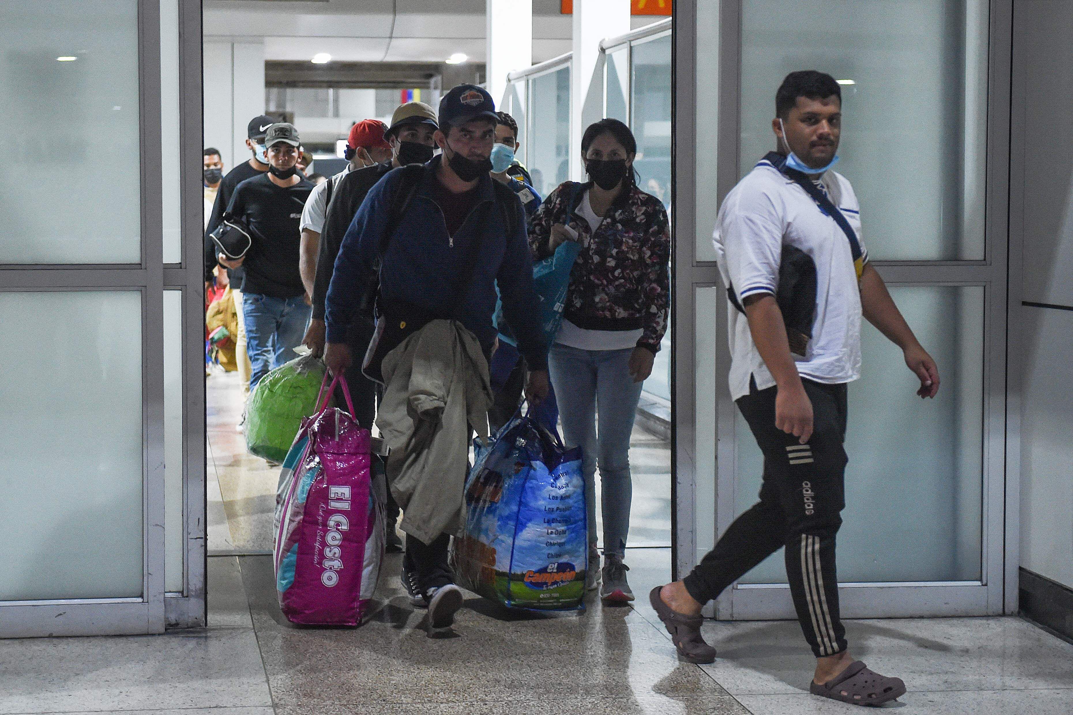 Venezuelan migrants return to their country through the Maiquetía airport, north of Caracas, after their failed attempt to reach the United States.  (Photo by Miguel ZAMBRANO / AFP)