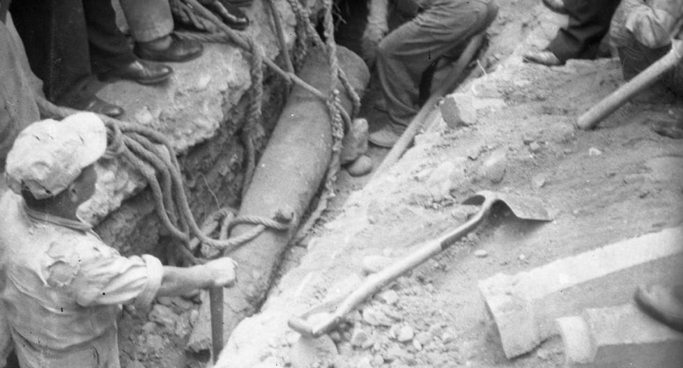 Los obreros utilizaron sogas para extraer la pieza de artillería encontrada en 1962. (Foto: GEC Archivo Histórico)