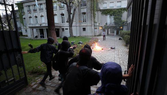 Encapuchados se mezclaron en una marcha en Chile para pedir justicia en el caso de Santiago Maldonado y atacaron el consulado de Argentina. (EFE).