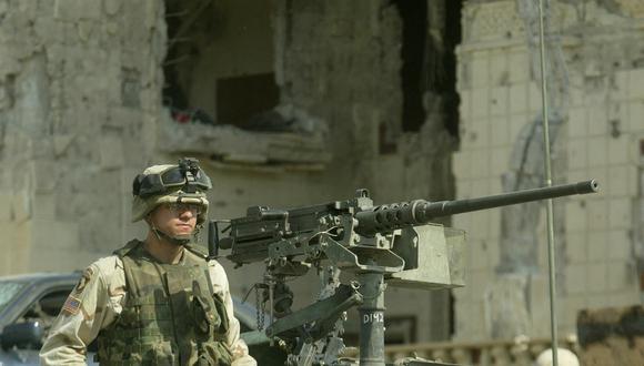 Un soldado estadounidense sentado en la parte superior de su Humvee, el 25 de julio de 2003 en el norte de Irak. ciudad de Mosul 22 de julio. (Foto de MARWAN NAAMANI / AFP)