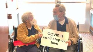 “El coronavirus no puede parar nuestro amor”: el conmovedor reencuentro de dos ancianos en EE.UU.