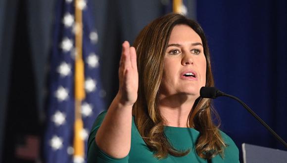 La exsecretaria de prensa de la Casa Blanca, Sarah Huckabee Sanders, habla en la Cumbre de la Agenda del America First Policy Institute en Washington, DC, el 26 de julio de 2022. (MANDEL NGAN / AFP).