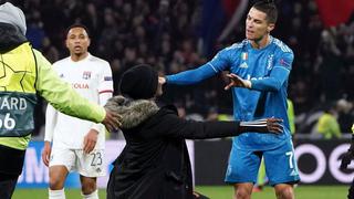 Joven saltó al campo a abrazar a Cristiano Ronaldo en el Juventus vs. Lyon y este la empujó para evitarla