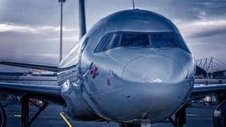 Un avión pierde una pieza de un metro de largo en pleno vuelo 