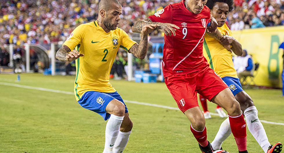 Dani Alves, lateral de la selección de Brasil, jugará su partido número 100 con la Canarinha ante la Selecció Peruana, admitió que la blanquirroja le trae malos recuerdos. (Foto: Getty Images)