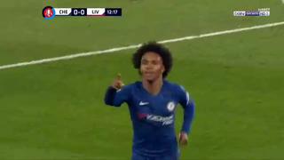 Liverpool vs. Chelsea: Willian puso el 1-0 con un remate que acabó en un blooper parte del arquero | VIDEO