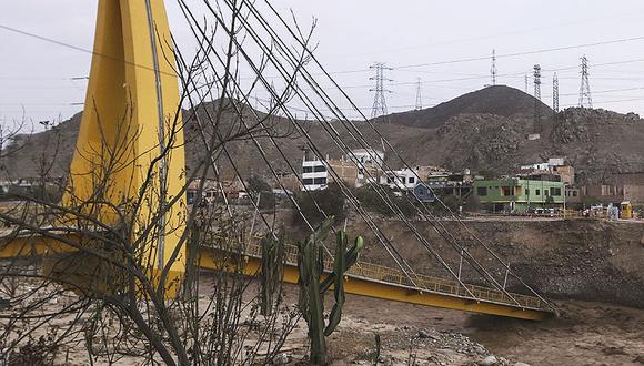 Los huaicos, desbordes y lluvias han destruido hasta el momento 30 puentes en el departamento de Lima, mientras que otros 30 quedaron afectados. (El Comercio / Alessandro Currarino)