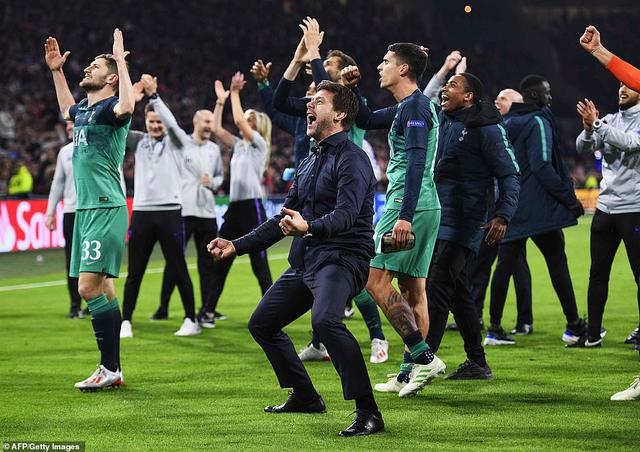 Todo el Tottenham celebra la enorme hazaña con los que le acompañaron en Ámsterdam. (Foto: AFP)