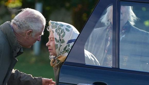 En esta foto de archivo tomada el 1 de octubre de 2021, el príncipe Carlos saluda a la reina Isabel II de Gran Bretaña. (ANDREW MILLIGAN / POOL / AFP).