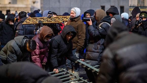La gente se reúne para protestar por la supuesta corrupción en la industria del carbón y la inflación vertiginosa en la plaza Sukhbaatar en Ulaanbaatar, la capital de Mongolia.