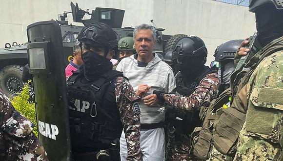 Jorge Glas escoltado por miembros del Grupo de Acción Penitenciaria Especial (GEAP) durante su llegada a la prisión de máxima seguridad La Roca en Guayaquil el 6 de abril de 2024. (AFP).