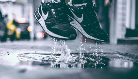 Al impermeabilizar los zapatos los tendrás listos para caminar en cualquier ambiente húmedo. (Foto: Pexels)