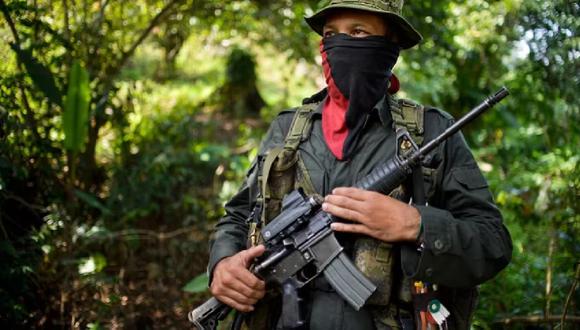 Un soldado del Ejército de Liberación Nacional en la selva colombiana. (Foto referencial de AFP)