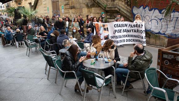 Manifestantes participan en una protesta contra el pase sanitario y las vacunas contra el coronavirus para niños en la ciudad vasca de San Sebastián, España, el 26 de diciembre de 2021. (ANDER GILLENEA / AFP).