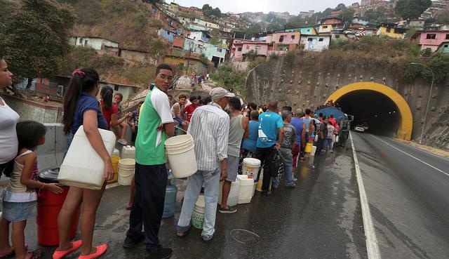 Los apagones afectan el bombeo de agua en Venezuela. Ante el anuncio de interrupciones del servicio, los venezolanos vienen almacenando agua en bidones, tanques y otros recipientes para afrontar la crisis. (Foto: Reuters)