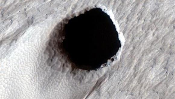 Abertura de tubo de lava gigante en Arsia Mons. (Foto: NASA/JPL/UARIZONA)