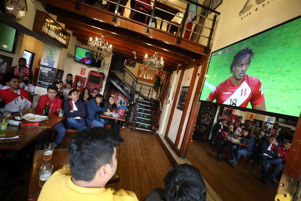 Hinchas de la selección peruana de fútbol llegaron a los bares de la plaza San Martín, en el Centro Histórico de Lima, para ver en pantalla gigante el partido de Perú vs Australia por el pase al Mundial de Qatar 2022. En estos momentos la ‘bicolor’ se disputa el segundo tiempo. (Foto: Julio Reaño/@Photo.gec)