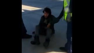Polizón llega al aeropuerto de Miami en el tren de aterrizaje de un avión procedente de Guatemala | VIDEO