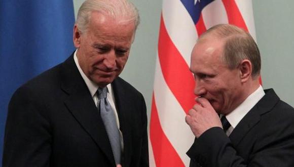 Joe Biden junto a Vladimir Putin cuando el primero era el vicepresidente de Barack Obama. (Foto: EFE).