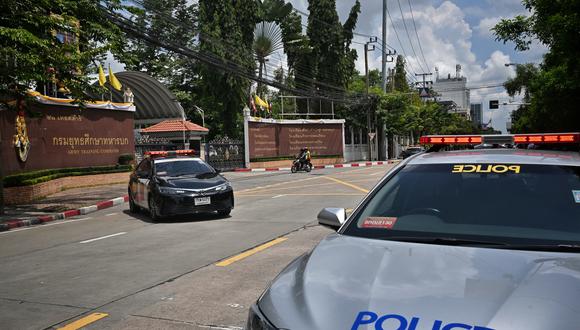 Esta imagen muestra autos de policía estacionados afuera de las puertas después de que un presunto tirador fuera detenido en el Comando de Entrenamiento del Ejército en Bangkok el 14 de septiembre de 2022. (Foto de Lillian SUWANRUMPHA / AFP)