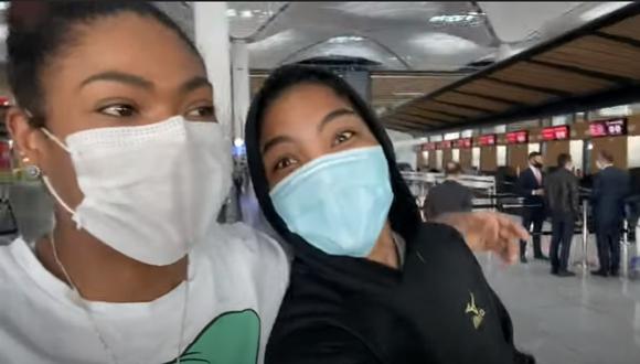 Ángela y Carla en el aeropuerto de Turquía, cuando empezaron el vuelo de retorno. (Captura Youtube Ángela Leyva)