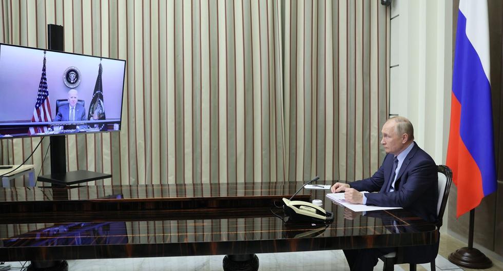 El presidente de Rusia, Vladimir Putin, se muestra durante sus conversaciones del 7 de diciembre con el presidente de Estados Unidos, Joe Biden, a través de videoconferencia en la residencia Bocharov Ruchei en el centro turístico del Mar Negro de Sochi. (Foto: AP)