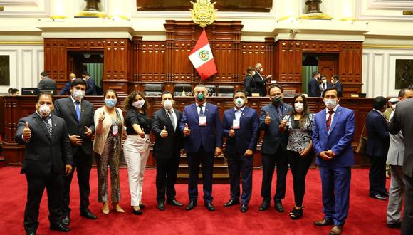 Los congresistas de Podemos Perú juntos en el Hemiciclo. El parlamentario Felipe Castillo (segundo de la izquierda) fue el primero en tener síntomas al día siguiente. (Foto: María Gallardo/Facebook)