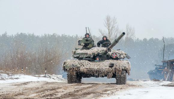 Los militares de las Fuerzas Militares de Ucrania utilizan tanques, cañones autopropulsados ​​y otros vehículos blindados para realizar ejercicios con fuego real cerca de la ciudad de Chuguev, en la región de Kharkiv, el 10 de febrero de 2022. (Sergey BOBOK / AFP).
